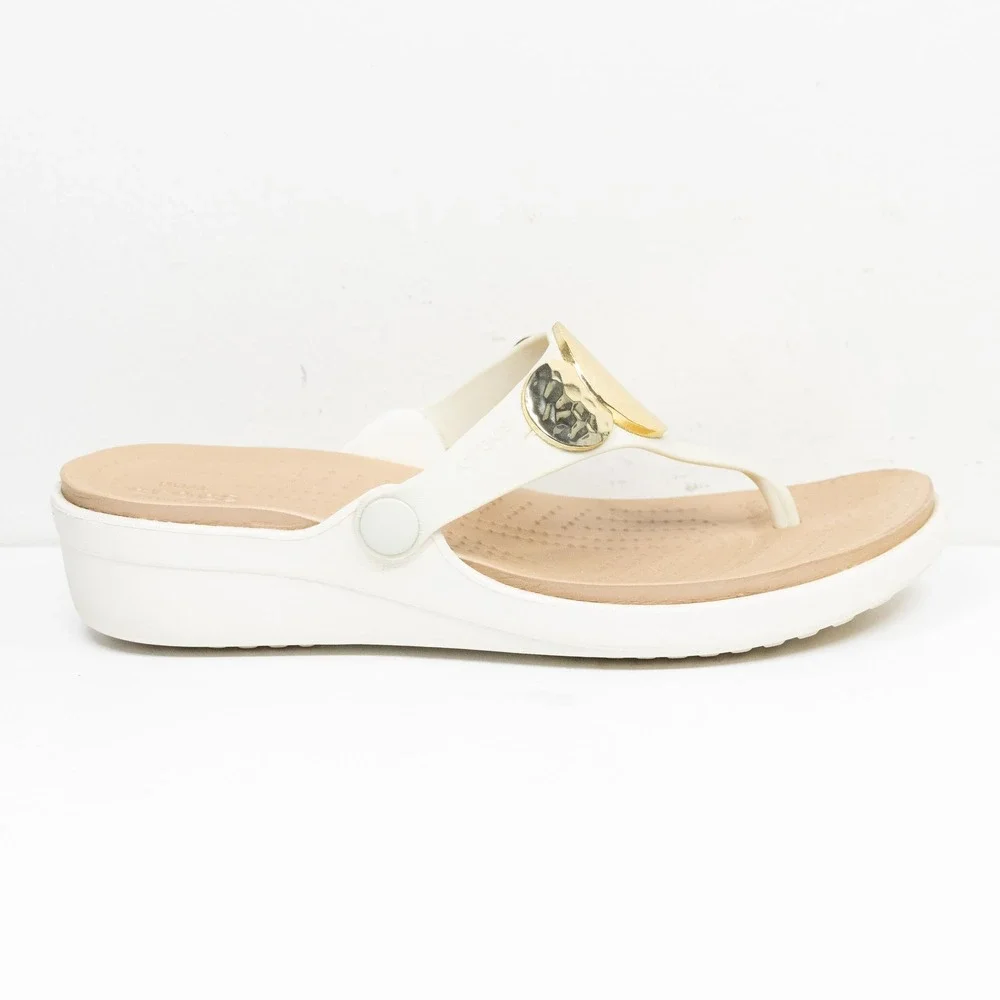 CROCS Sanrah Metal Block Hammered Medallion Wedge Thong Sandal Oyster Gold Sz 8